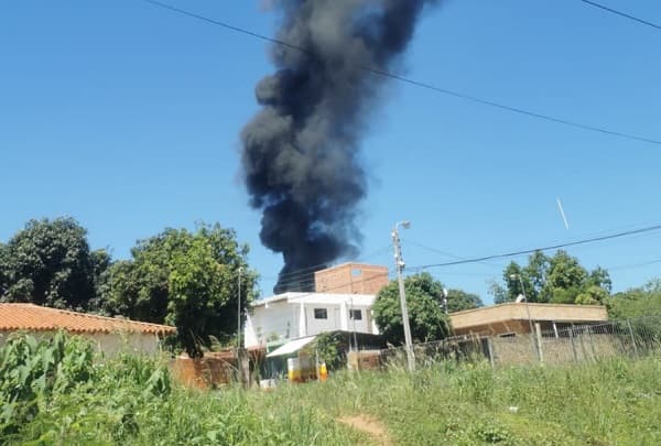 Incendio consume fábrica de isopor en Villa Elisa
