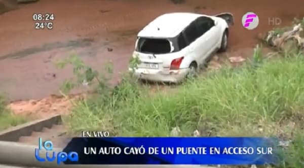 Vehículo cae a arroyo Ñemby tras ser embestido por camioneta