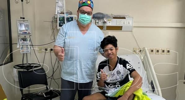 Adolescente trasplantado recibe camiseta de Roque Santa Cruz