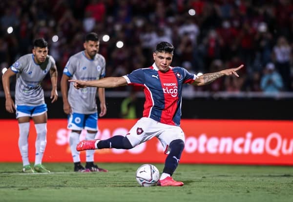 Cerro gana y es único puntero