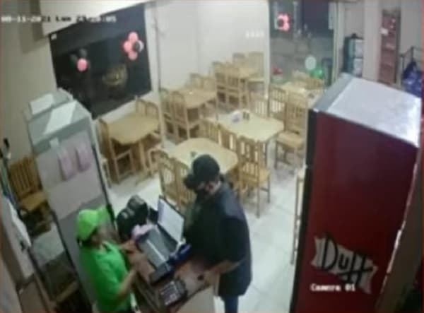 Solitario delincuente asalta pizzería en Lambaré