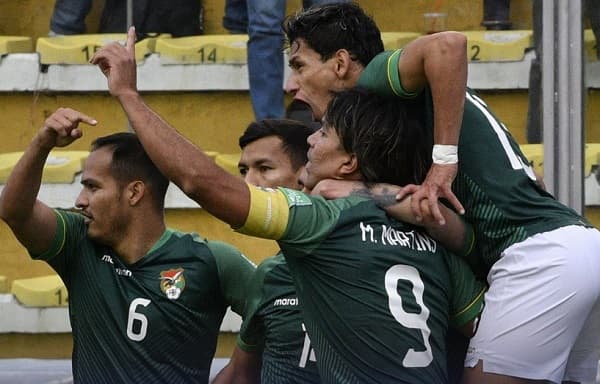 Bolivia golea a Uruguay y se mete en la pelea
