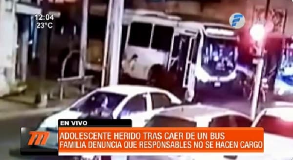 Adolescente cae de un ómnibus y queda herido