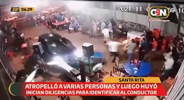 Auto ingresa a local cargado de personas y deja dos heridas