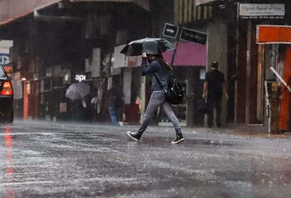 Pronostican chaparrones y tormentas para este jueves