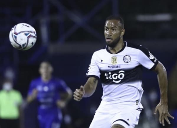 Prometió “sopa y seco”, mostró poco y ahora reclama dineral