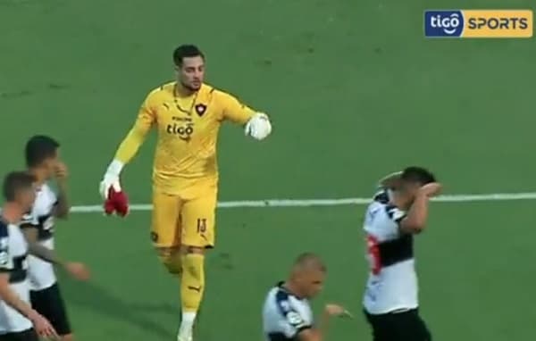 Jean y Pollo son protagonistas de una escena que se hizo viral