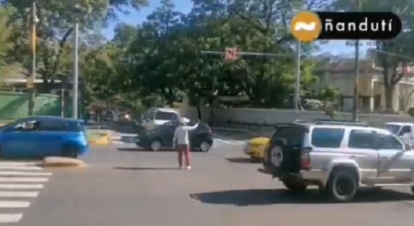 Motociclista dirige el tránsito sobre Avda. Mariscal López