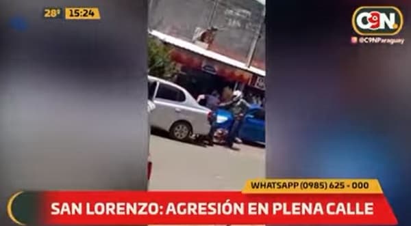 Motociclista golpeó a conductor tras percance en el tránsito, denuncian