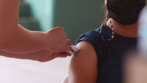 Los fallecidos vacunados padecían comorbilidades, confirman