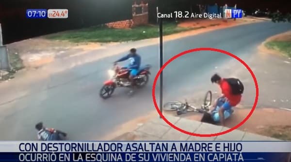 Cámara capta asalto a madre e hijo