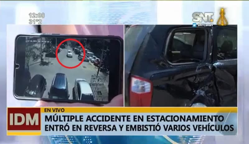 Conductora choca contra varios vehículos en estacionamiento de supermercado