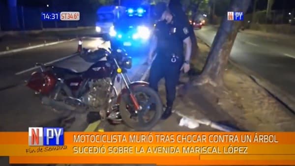 Motociclista fallece tras chocar contra un árbol