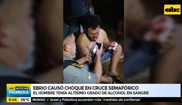 Conductor tomado embiste contra automóvil en semáforo