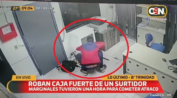 Delincuentes se llevan caja fuerte de un surtidor