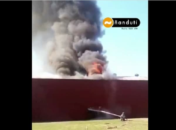 Reportan incendio de gran magnitud en fábrica de Luque