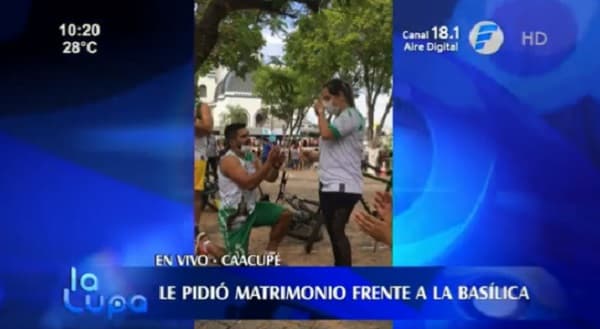 Ciclista pide matrimonio a su pareja frente a la Basílica de Caacupé