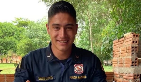 Policía sospechoso en asalto se entrega y afirma que fue raptado