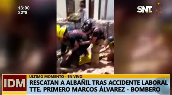 Rescatan a albañil que quedó atrapado tras derrumbe de muralla
