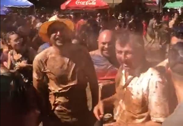 “Fiesta del Tuju”: Asistentes gozan en el barro en Nueva Londres