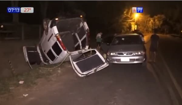 Conductor vuelca, sufre heridas y agrede a socorristas