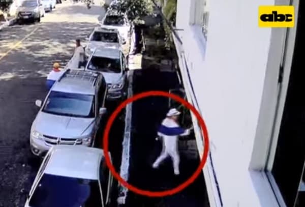 “Antivacunas” grafitean sede de ABC Color 