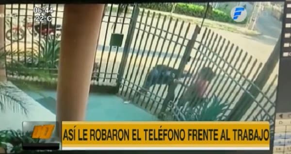 Motochorros asaltan a una mujer frente a su trabajo