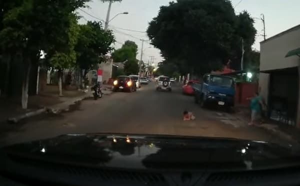Camioneta le pasa por encima a niño, pero no le causa daño