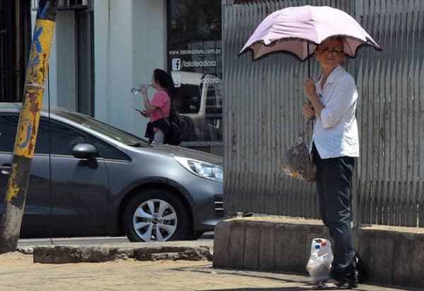 Pronostican lunes caluroso con chaparrones