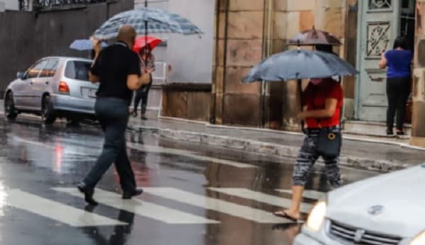 Anuncian jueves fresco a cálido con lluvias dispersas