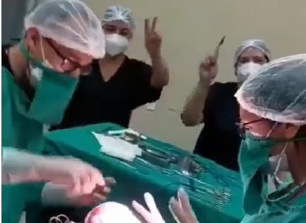 Justifican baile en pleno quirófano