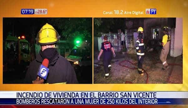 Bomberos rescatan a mujer de casa incendiada