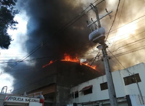 Incendio consume depósito de la firma L'uomo