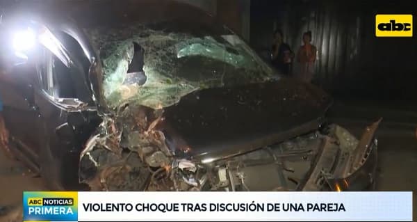 Discusión de pareja acaba con choque de vehículo contra árbol