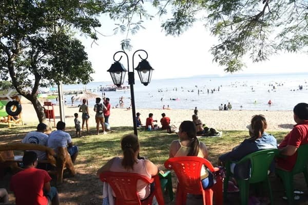 San Ber repleta de veraneantes pese a que sus aguas no están aptas