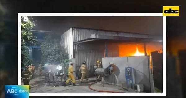 Incendio consume parte de una metalúrgica de Fernando de la Mora