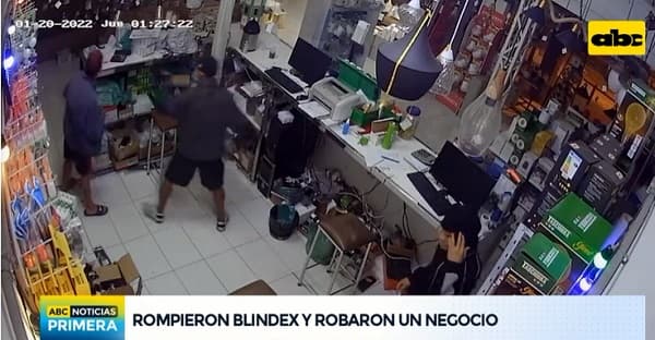 Detienen a tres sospechosos de ingresar a comercio y llevarse una computadora