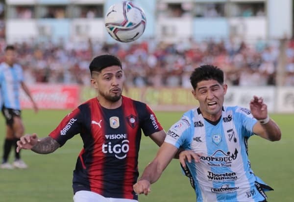Cerro vuelve a ganar y es único puntero 