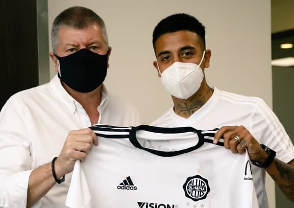 Robert Ergas reclama dinero ante la FIFA