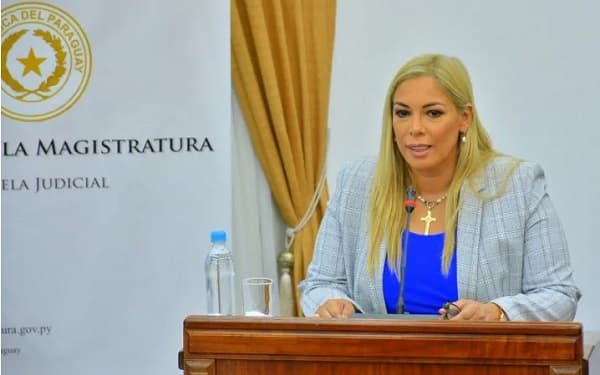 A Fúster solo le interesa “figurar”, arremete fiscala