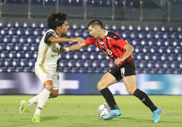 Libertad gana y se mantiene cerca de la punta