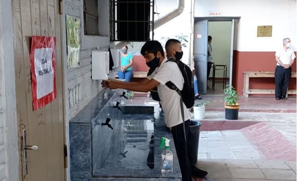 Cantidad de positivos baja, pero contagiosidad sigue alta, según Salud