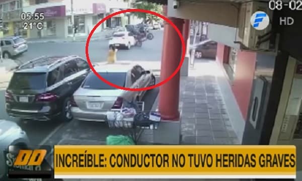 Motociclista “vuela” tras choque y sale ileso