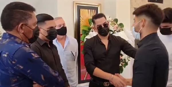 Binomio de Oro lleva su apoyo a familiares de Vita Aranda 