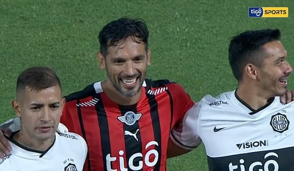 Roque, de “el que no salta es un traidor” a posar con excompañeros 