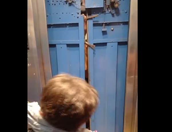 Familia sufre atasco en ascensor de shopping de la capital