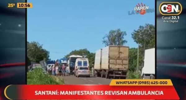 Manifestantes retienen y revisan ambulancia en Santaní