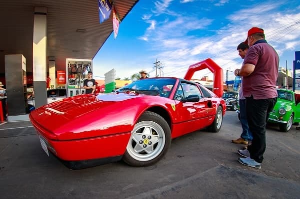 Emblema impulsa apoya competencia de autos clásicos