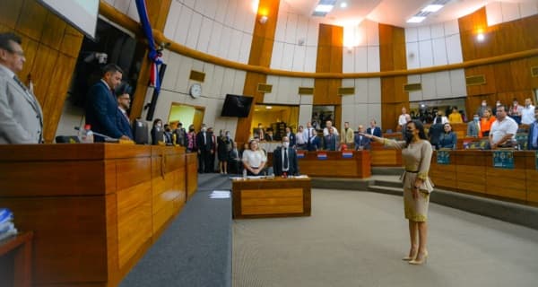 Aceptan renuncia de Ozorio y jura Aveiro en Diputados