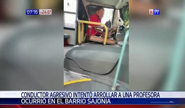 Chofer de bus intentó llevarse por delante a conductora, según denuncia